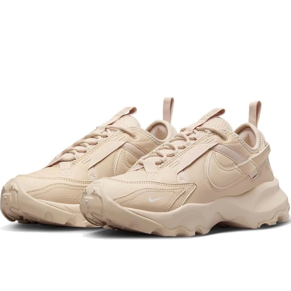 Nike Women's TC 7900 Sneakers